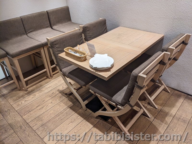 ハタケカフェ内装とテーブル