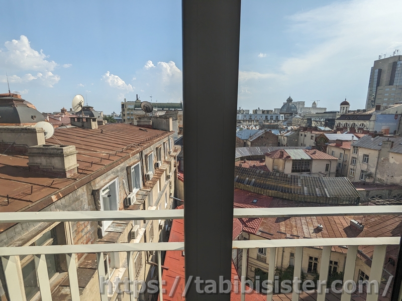 窓から見えるブカレスト旧市街の風景