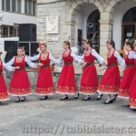 民族衣装を着て踊るブルガリア女性